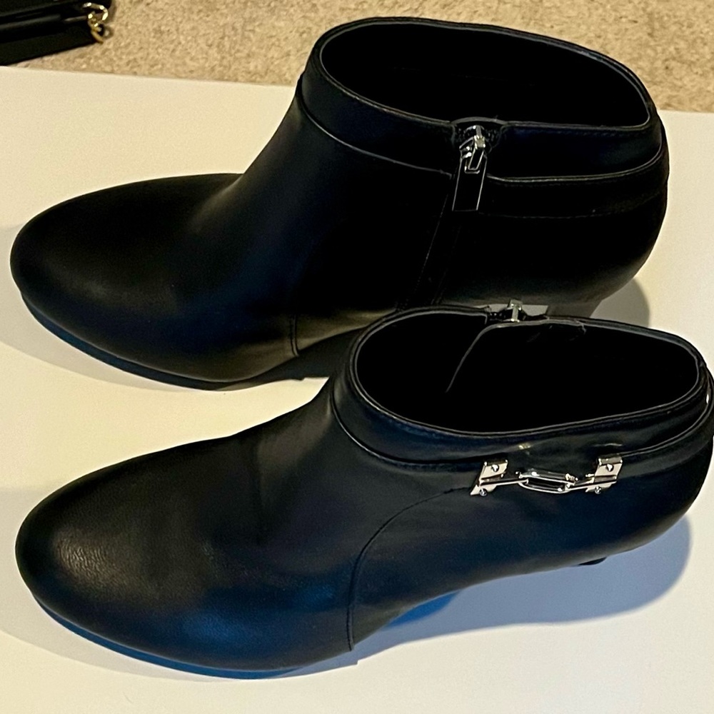 Bandolino black leather ankle bootie 7.5
